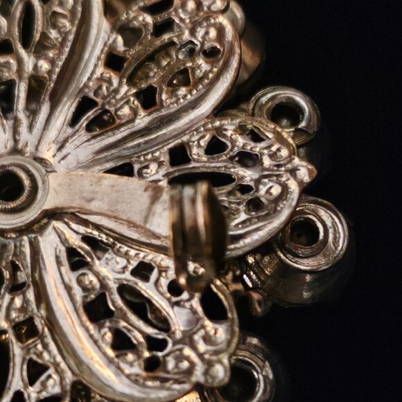 GORGEOUS VINTAGE 13 STONE RHINESTONE FLORAL BROOCH with FILIGREE EMBELLISHMENTS - Picture 10 of 11